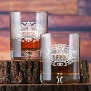 Angelundhaustiermarkt Personalized Mr. & Mrs. Engraved Whiskey Glass Set